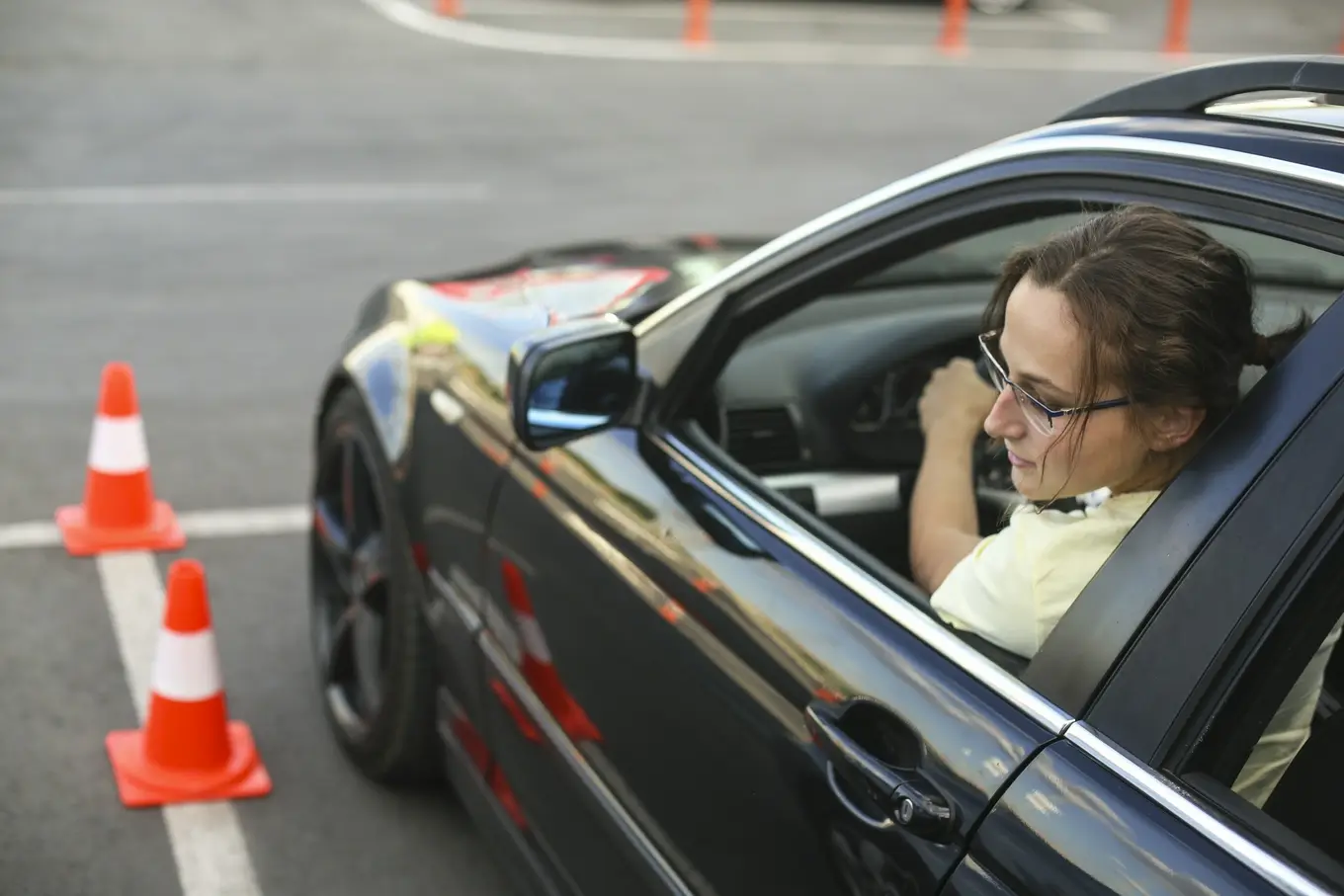 kobieta ucząca się parkować